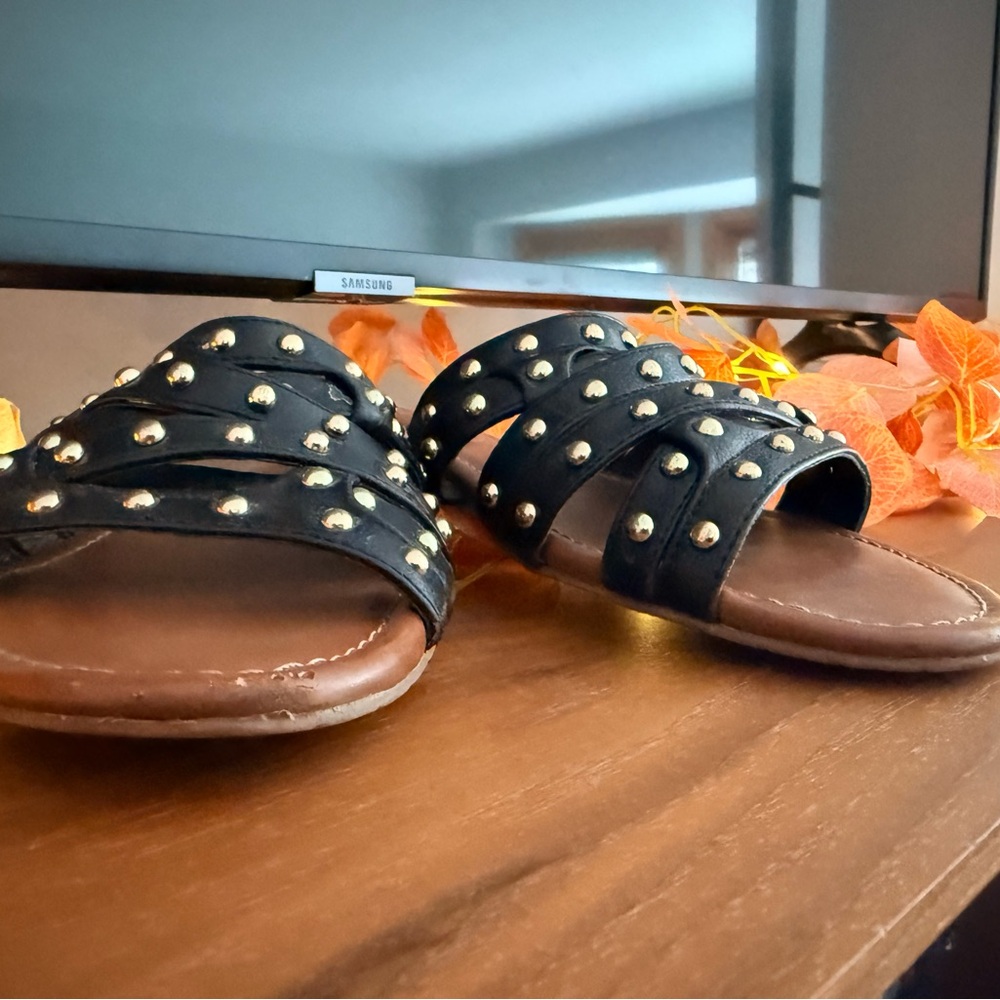 Kenneth Cole Kenneth Lyzelle' Black Faux-Leather Studded Sandals 9M - Picture 3 of 7